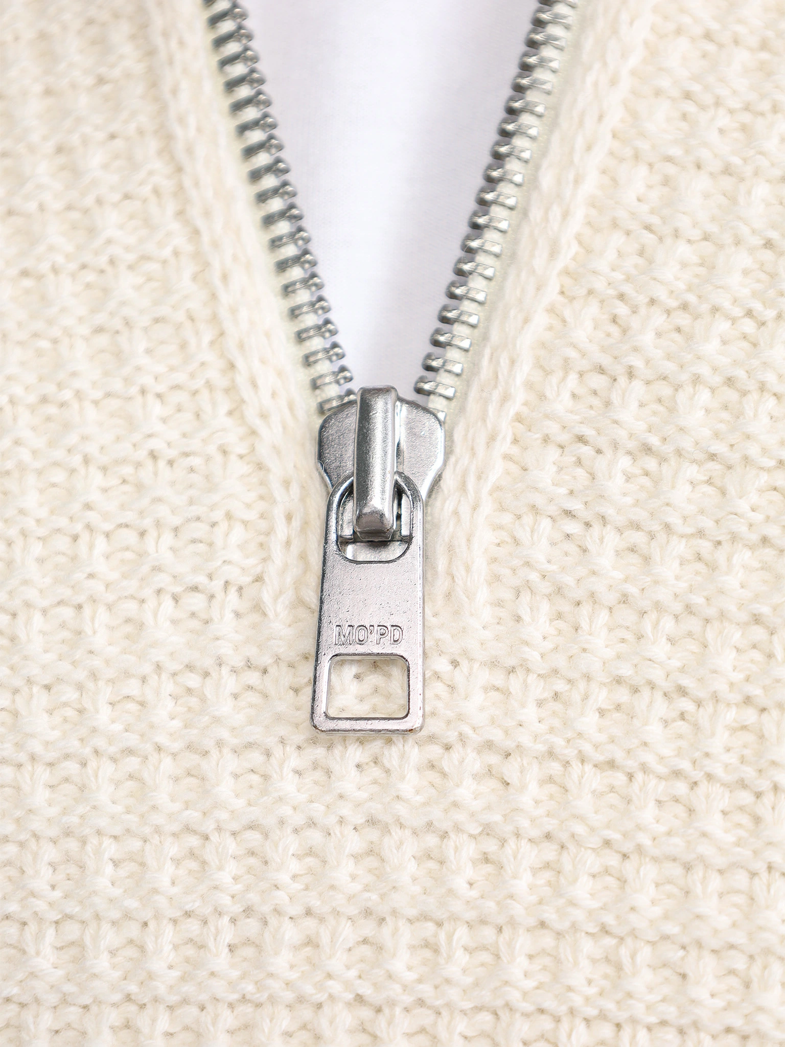 Свитер светло-бежевого цвета с молнией